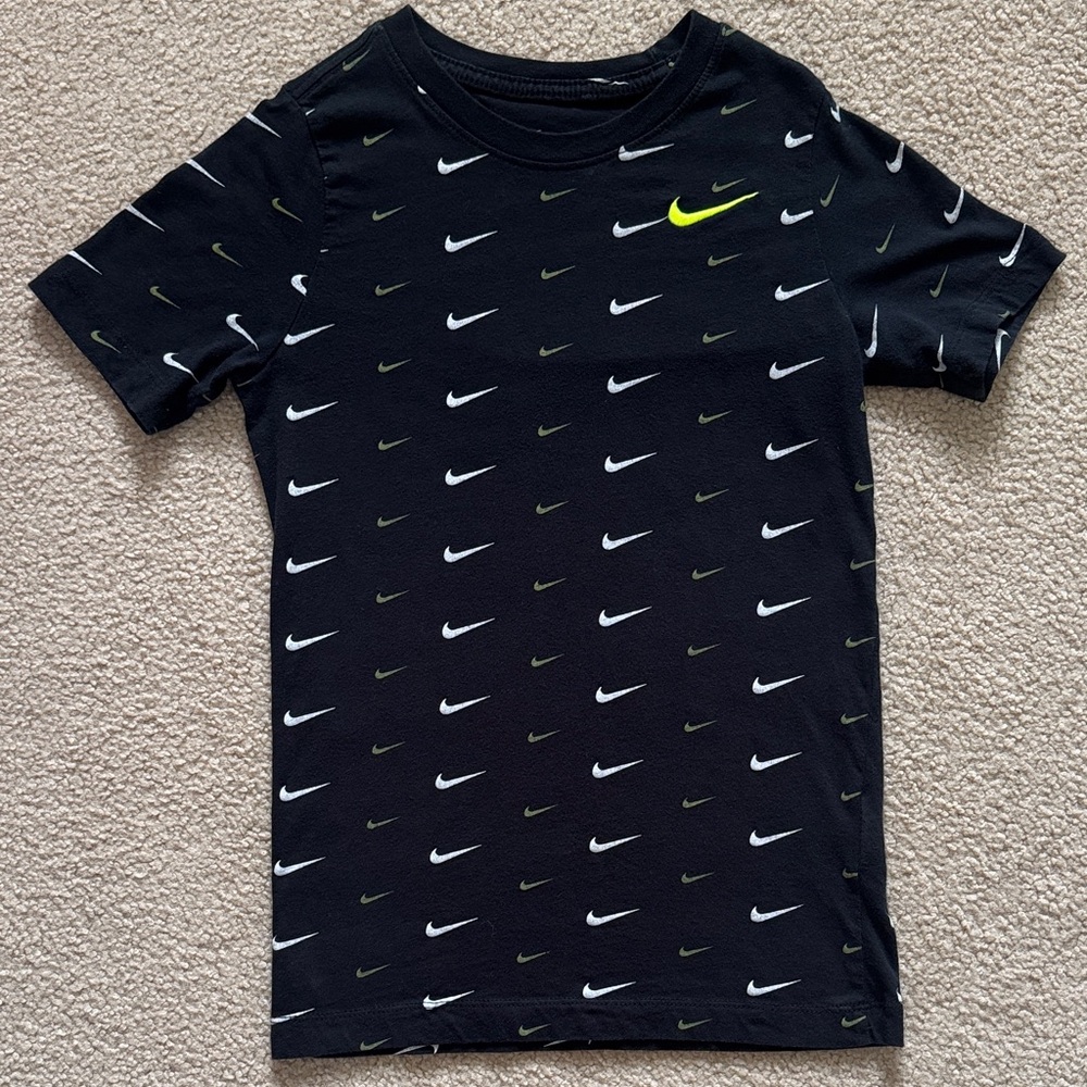 Boys Nike T-shirt - M